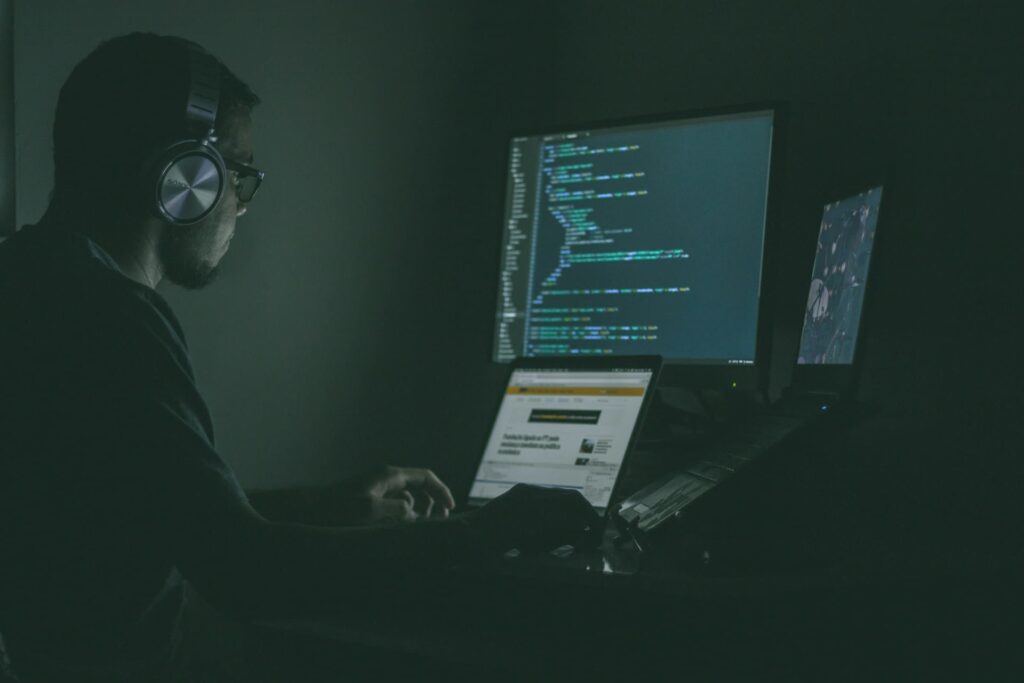 A certificação ISO 27001 demonstra que a empresa está aplicando boas práticas contra hackers, vazamentos e mais.